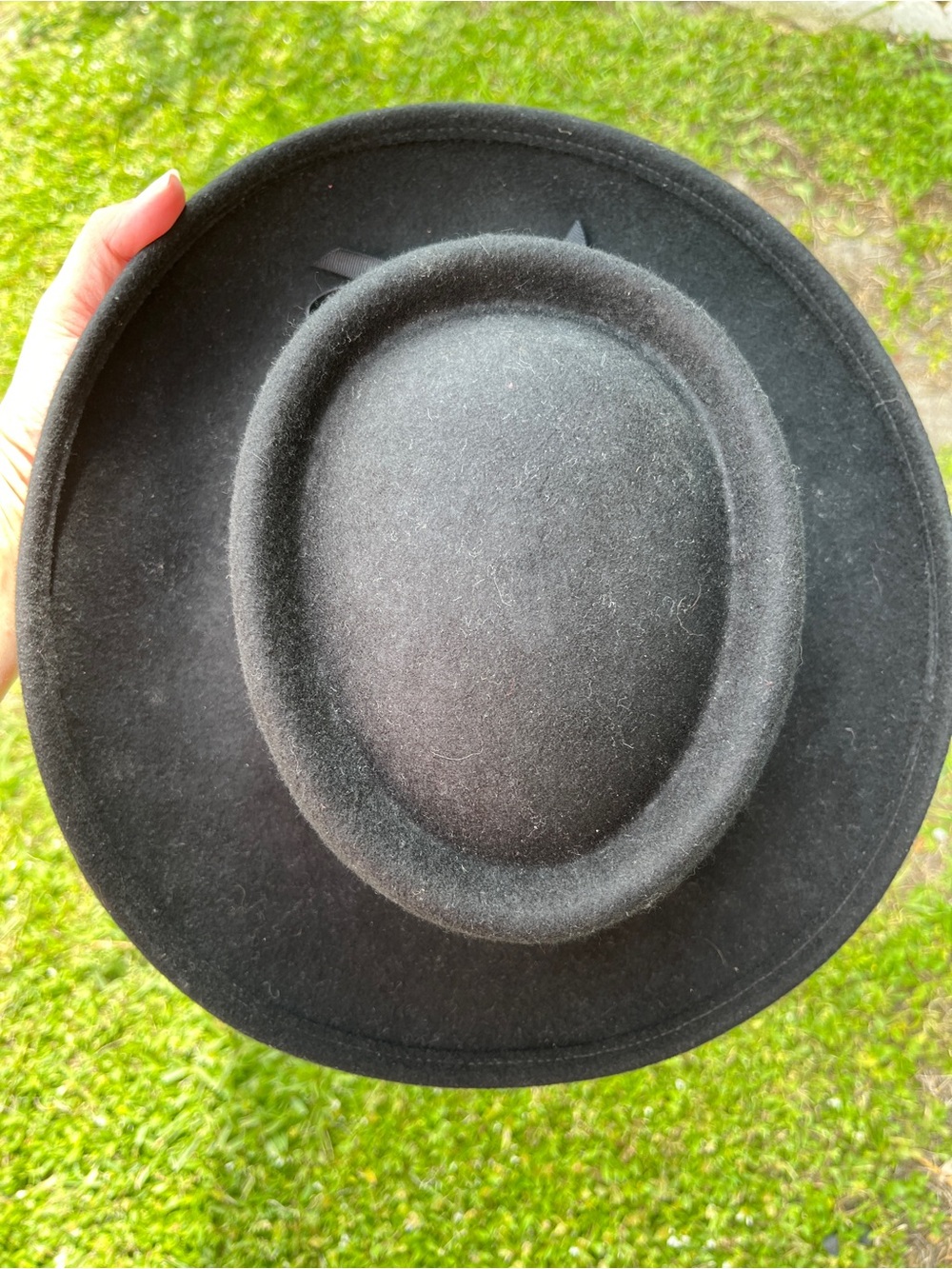 Black Felt Western Cowboy Ranch Hat with Silver Tone Conchos - Picture 6 of 12
